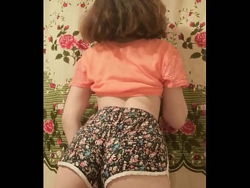 ❤️ Garota jovem e sexy tirando seus shorts da câmera ❤❌ Porno em nós ﹏