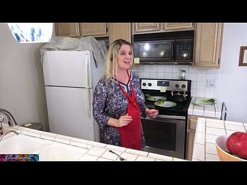 ❤️ A madrasta o ordenha na cozinha antes de sua data ❤❌ Porno em nós ﹏