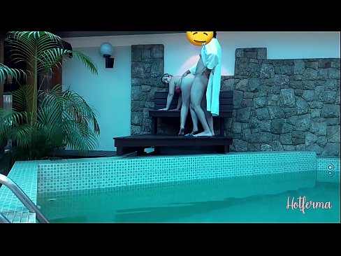 ❤️ Chefe convida empregada para a piscina, mas não conseguiu resistir a um ❤❌ Porno em nós ﹏