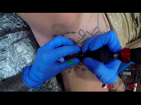 ❤️ Extremamente tatuada, a brasa Sully Savage fez uma tatuagem em seu clítoris ❤❌ Porno em nós ﹏
