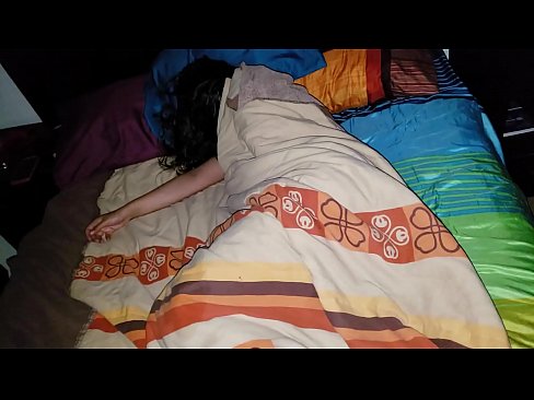 ❤️ Stepson berating sua jovem madrasta enquanto ela dorme. ❤❌ Porno em nós ﹏